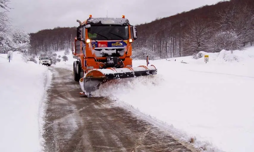 Quitanieves en las carreteras navarras. Foto twitter noticiasgob_na