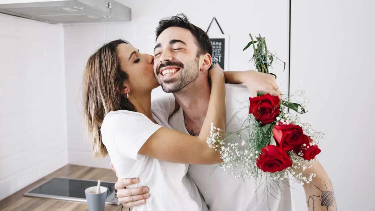 Pareja de enamorados celebrando San Valentín