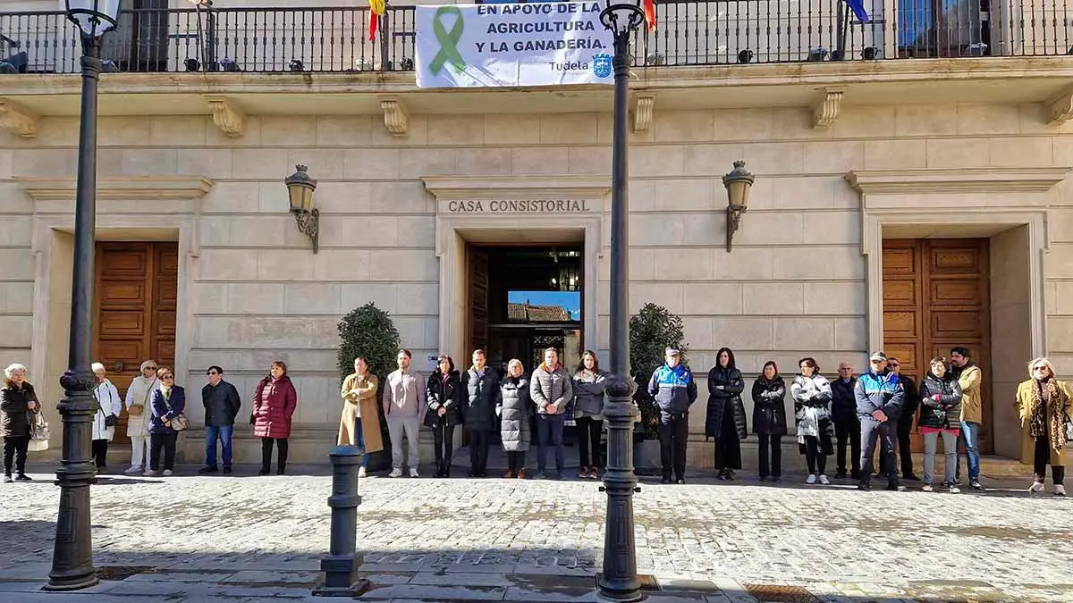 minuto de silencio frente al ayuntamiento de tudela por el incendio de Valencia