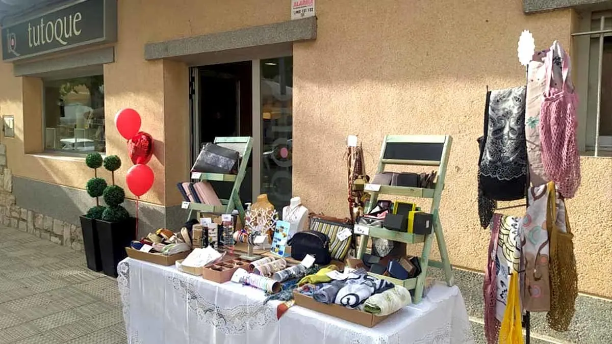 Tutoque Tudela en el Barrio de Lourdes saca sus mejores ofertas a la calle durante la Feria del Stock