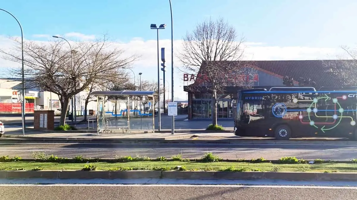 Autobús Línea Azul llegando a la parada del Centro Comercial La Barrena frente al Bazar Tudela muy cerca de OCINE