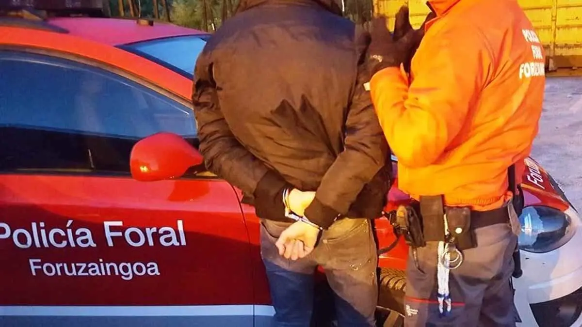 Policía Foral detención. varón esposado