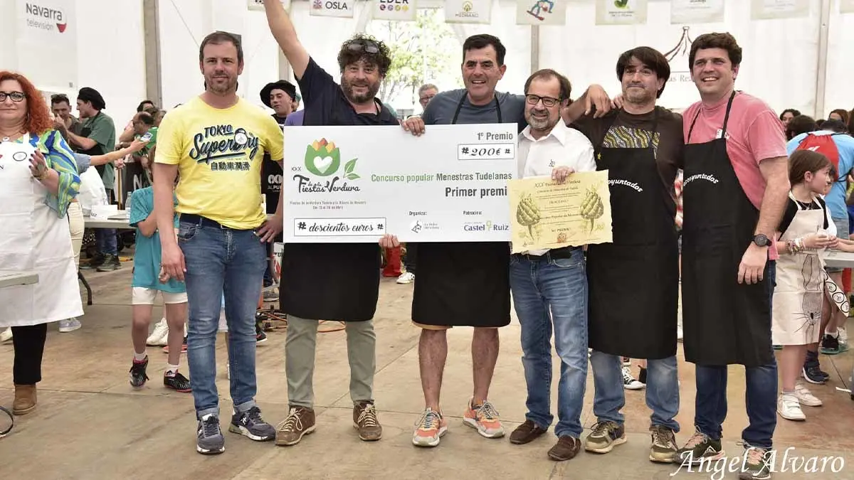 Los Descoyuntados recogiendo el primer premio del concurso de menestras de Tudela 2024. Foto Ángel Álvaro