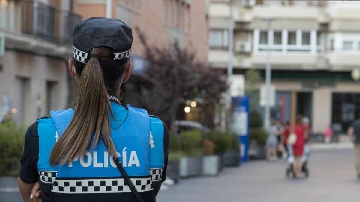 Agente mujer Policía local Tudela calle Muro