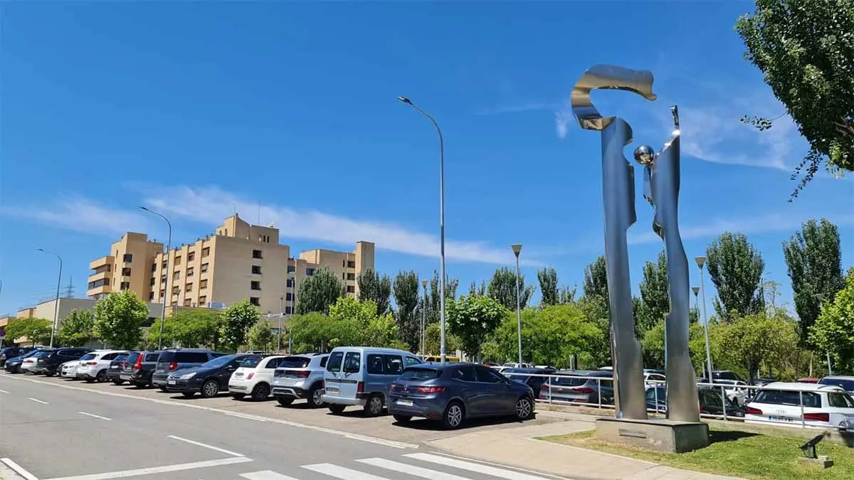 hospital reina sofia tudela estatua y aparcamiento