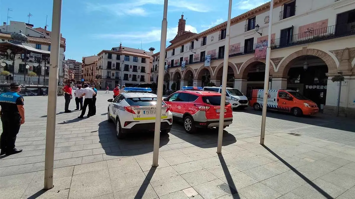 Policía Local y Policía Foral en la plaza de los Fueros