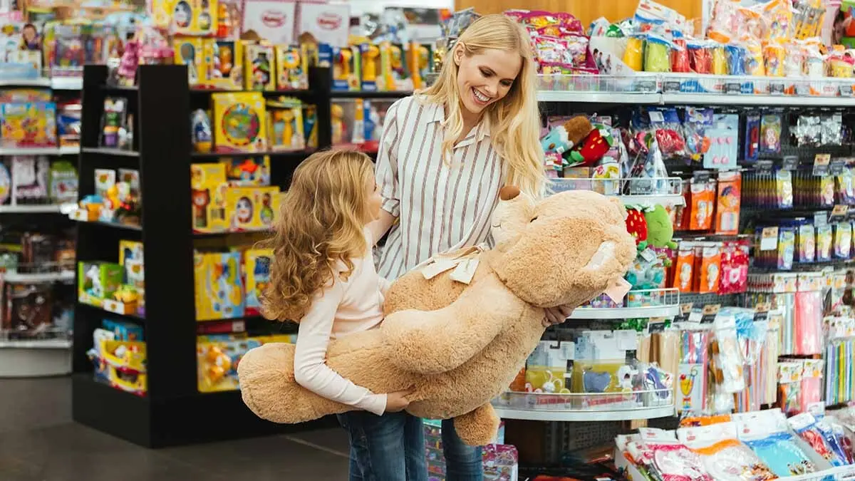 madre hija tienda de juguetes