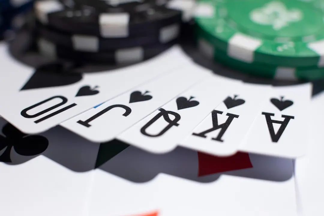  Jugar con cabeza: lo que el póker puede enseñarnos sobre decisiones cotidianas 