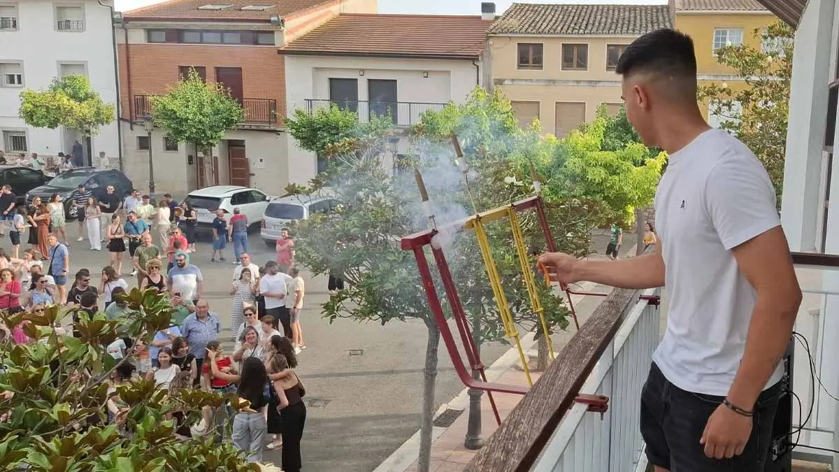 Mario Mayor lanzando el cohete de las Fiestas de la Juevntud 2025 en Fontellas