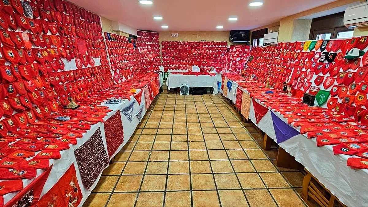 exposición de pañuelos rojos de fiestas de Guillermo Garnica