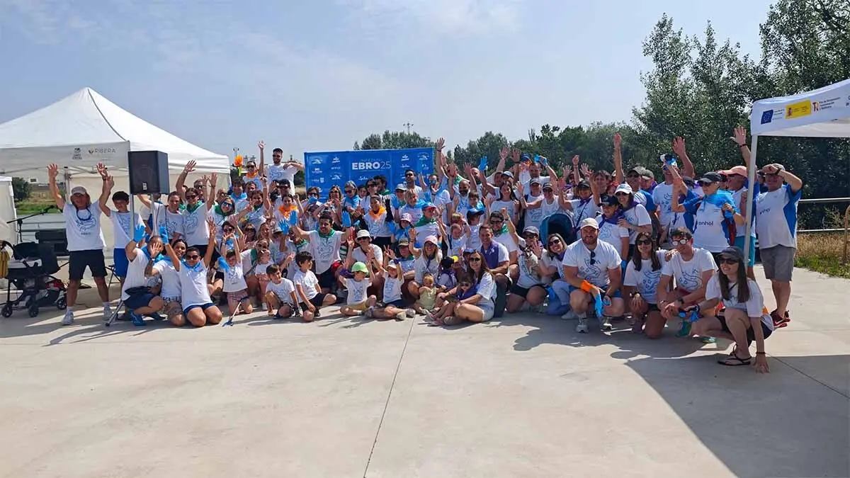 Participantes de la jornada ambiental celebrada en Tudela organizada por Grupo Enhol y Jata