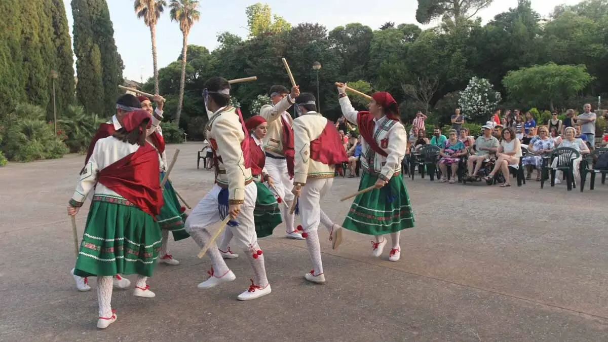 Exhibición de danzas en Cortes. 20-6-25 (1)