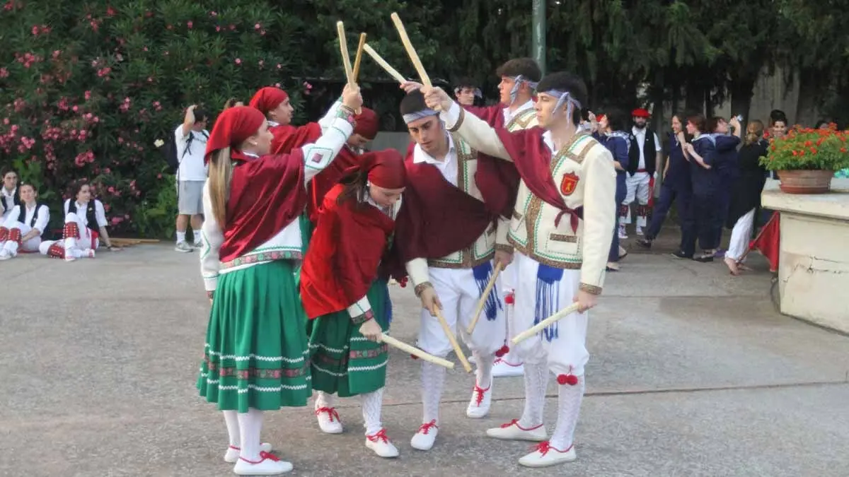 Exhibición de danzas en Cortes. 20-6-25 (2)