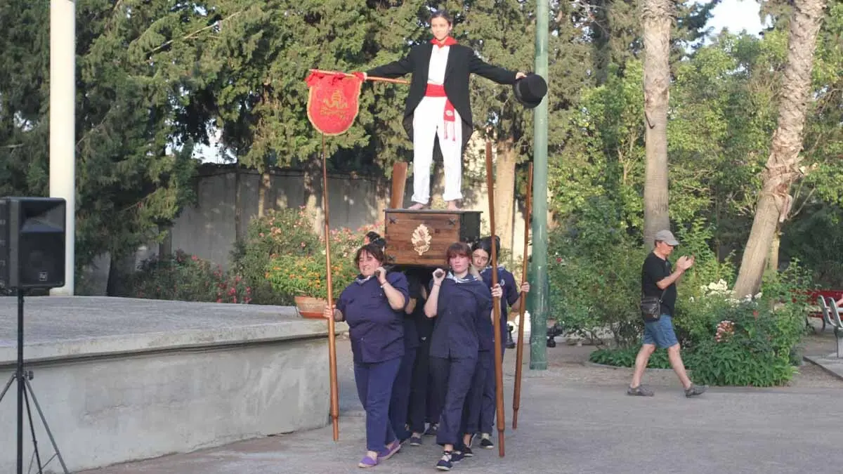 Exhibición de danzas en Cortes. 20-6-25 (4)