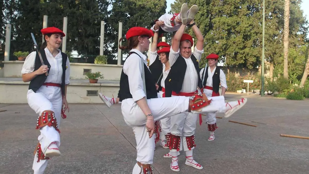 Exhibición de danzas en Cortes. 20-6-25 (5)