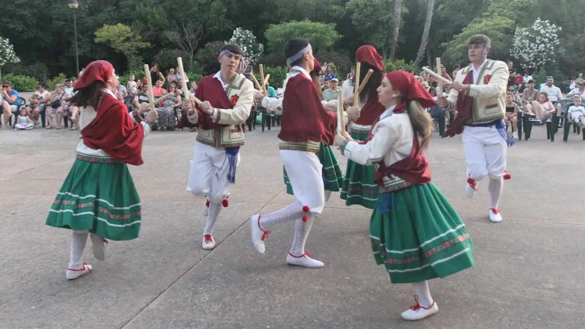 Exhibición de danzas en Cortes. 20-6-25 (7)