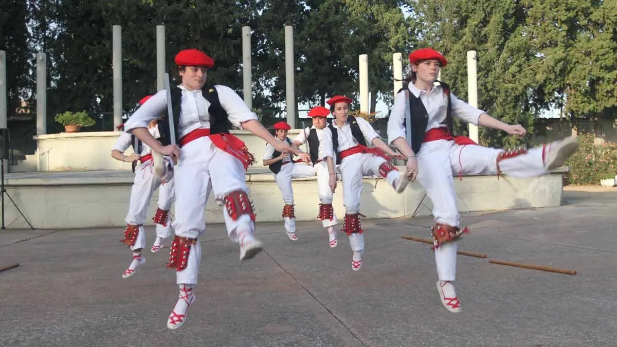 Exhibición de danzas en Cortes. 20-6-25 (8)