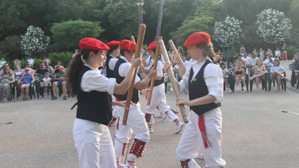 Exhibición de danzas en Cortes. 20-6-25 (9)