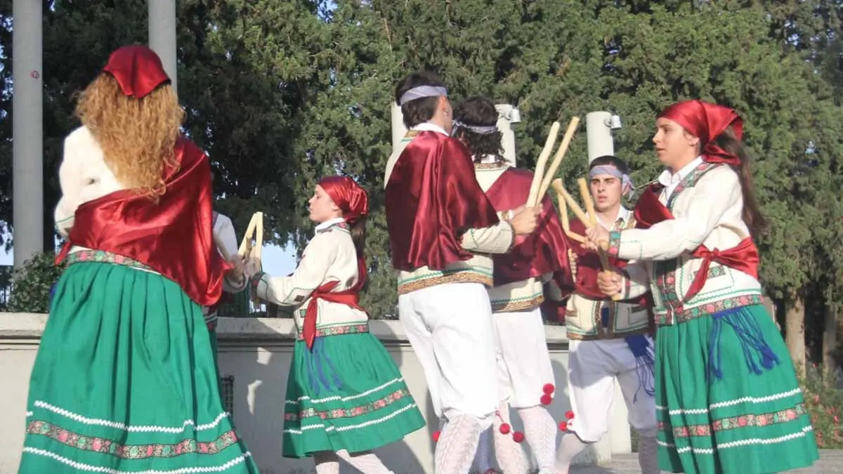 Exhibición de danzas en Cortes. 20-6-25 (10)