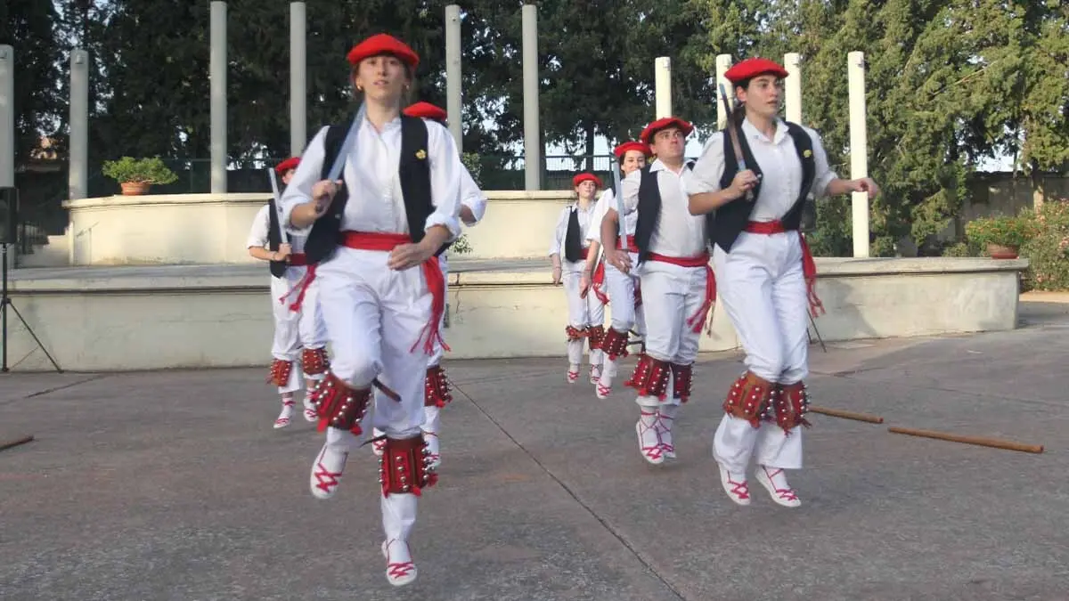 Exhibición de danzas en Cortes. 20-6-25 (11)