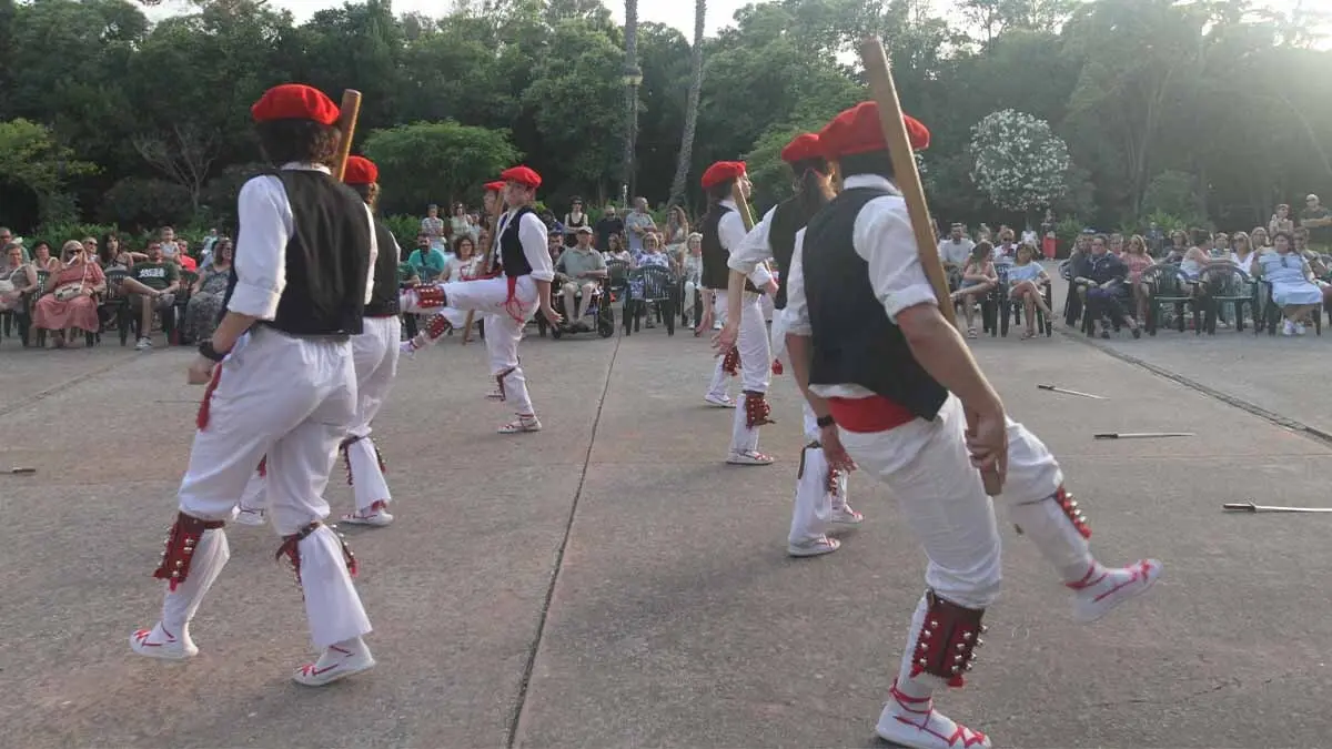 Exhibición de danzas en Cortes. 20-6-25 (12)