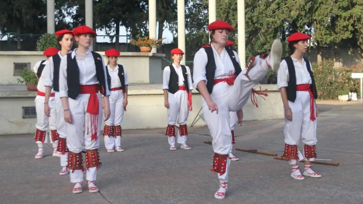 Exhibición de danzas en Cortes. 20-6-25 (13)