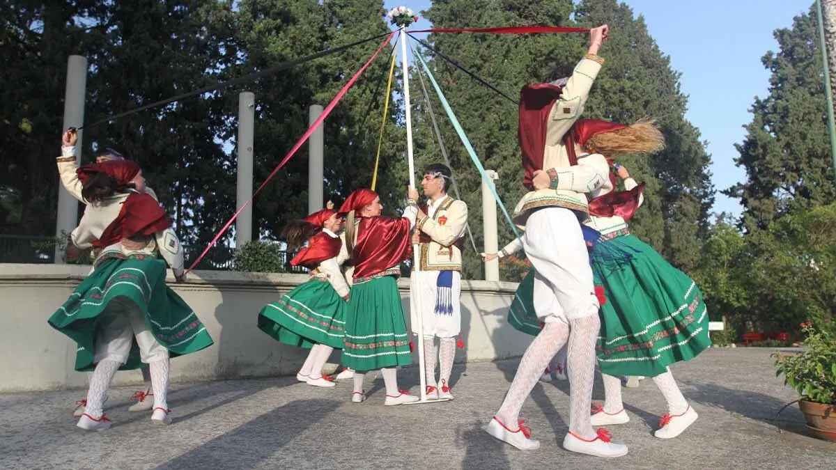 Exhibición de danzas en Cortes. 20-6-25 (19)