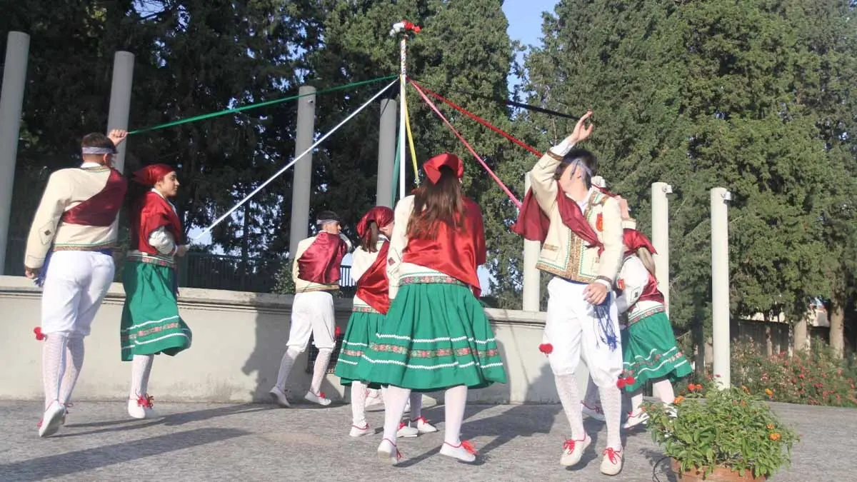 Exhibición de danzas en Cortes. 20-6-25 (22)