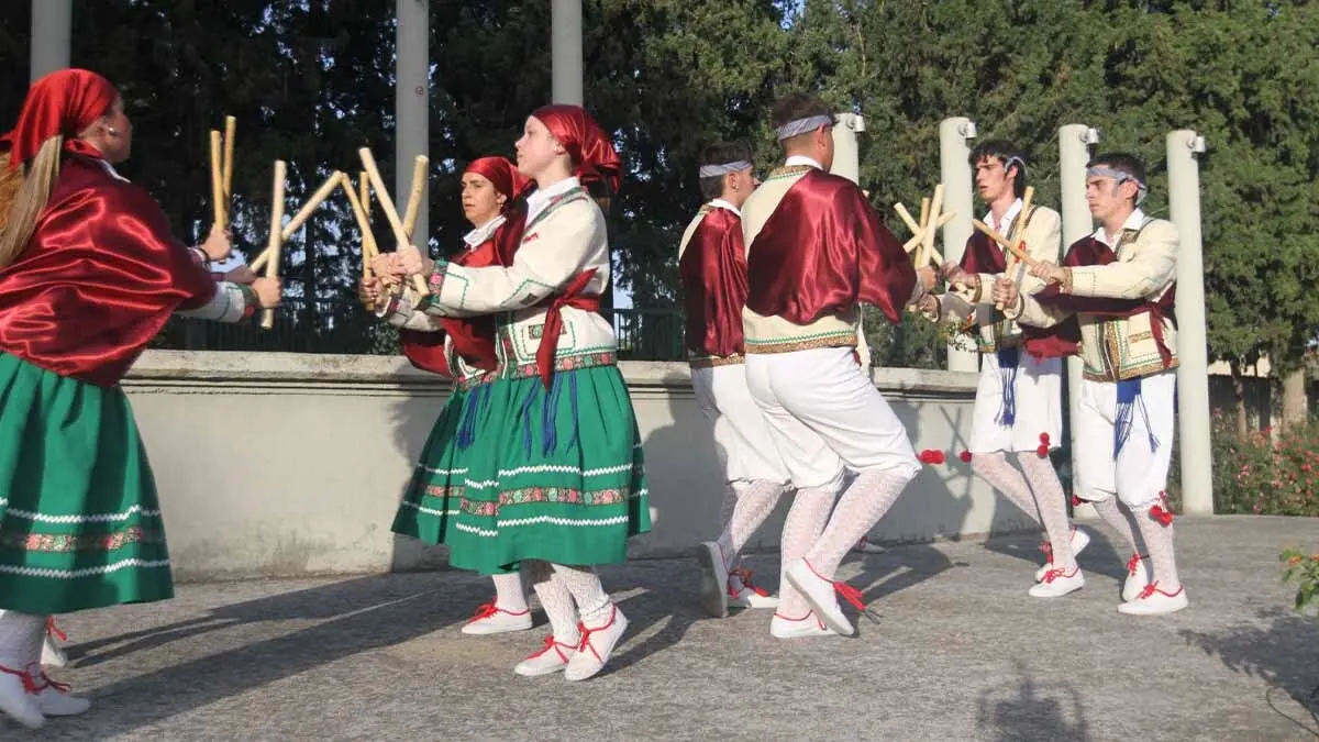 Exhibición de danzas en Cortes. 20-6-25 (23)