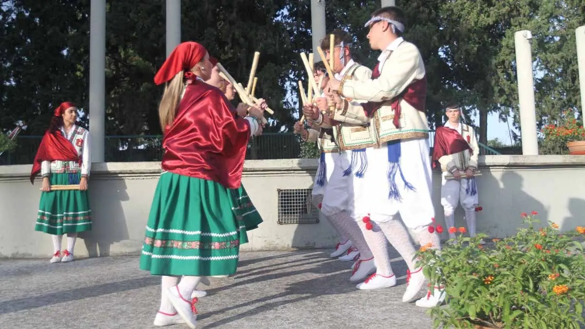 Exhibición de danzas en Cortes. 20-6-25 (25)