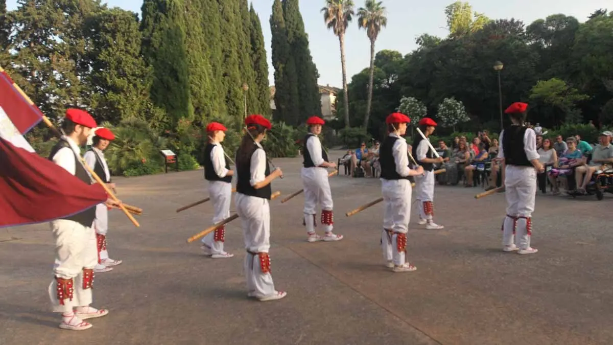 Exhibición de danzas en Cortes. 20-6-25 (27)
