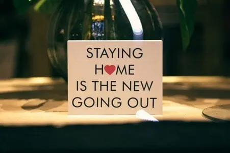 Actividades emocionantes para una escapada romántica sin salir de casa 