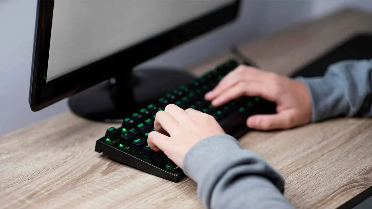 usuario manipulando un ordenador Foto: Freepik