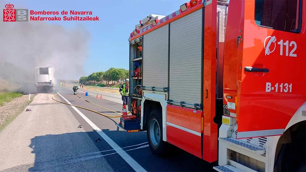 incendio en el remolque de un camión en la AP-15 en Peralta
