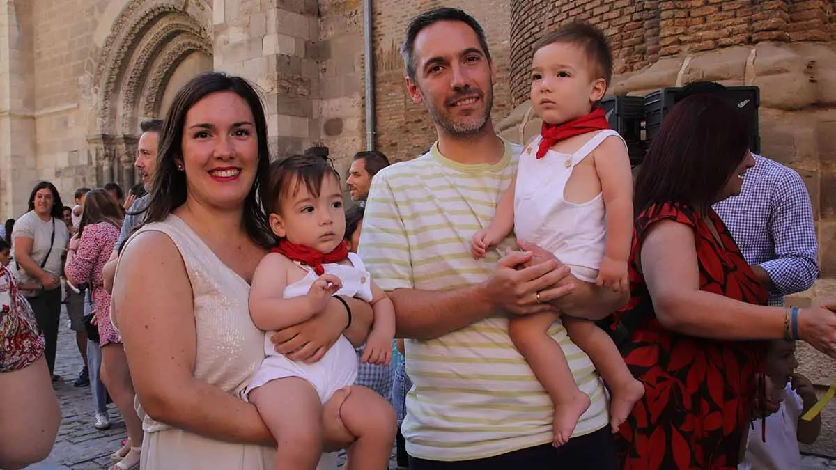 imposición del primer pañuelo de fiestas a los niños nacidos en 2024 (7)