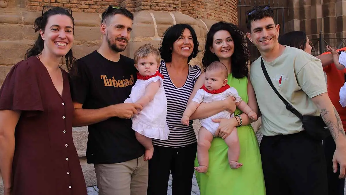 imposición del primer pañuelo de fiestas a los niños nacidos en 2024 (8)