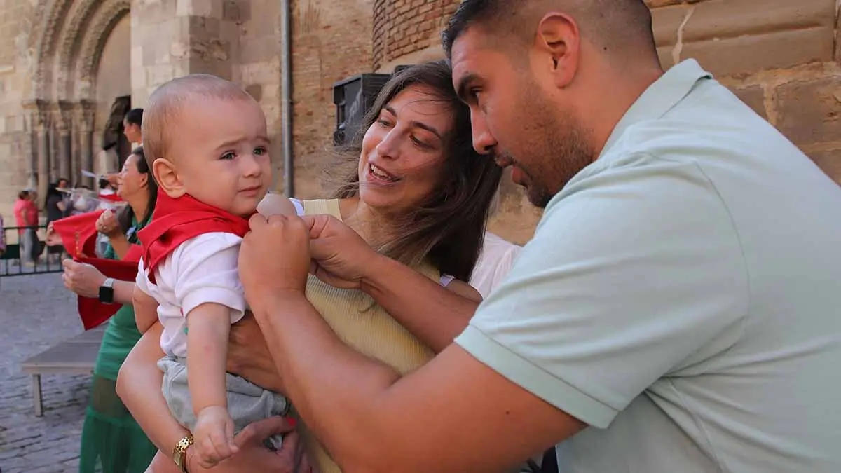 imposición del primer pañuelo de fiestas a los niños nacidos en 2024 (11)