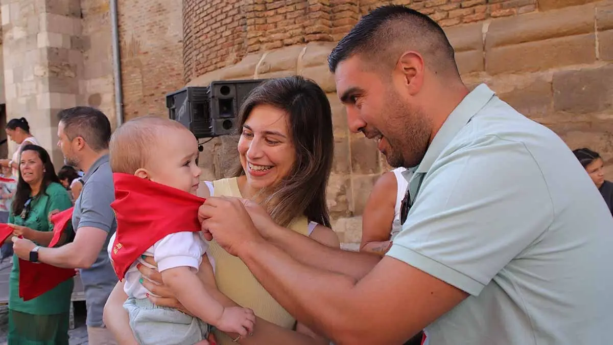 imposición del primer pañuelo de fiestas a los niños nacidos en 2024 (12)