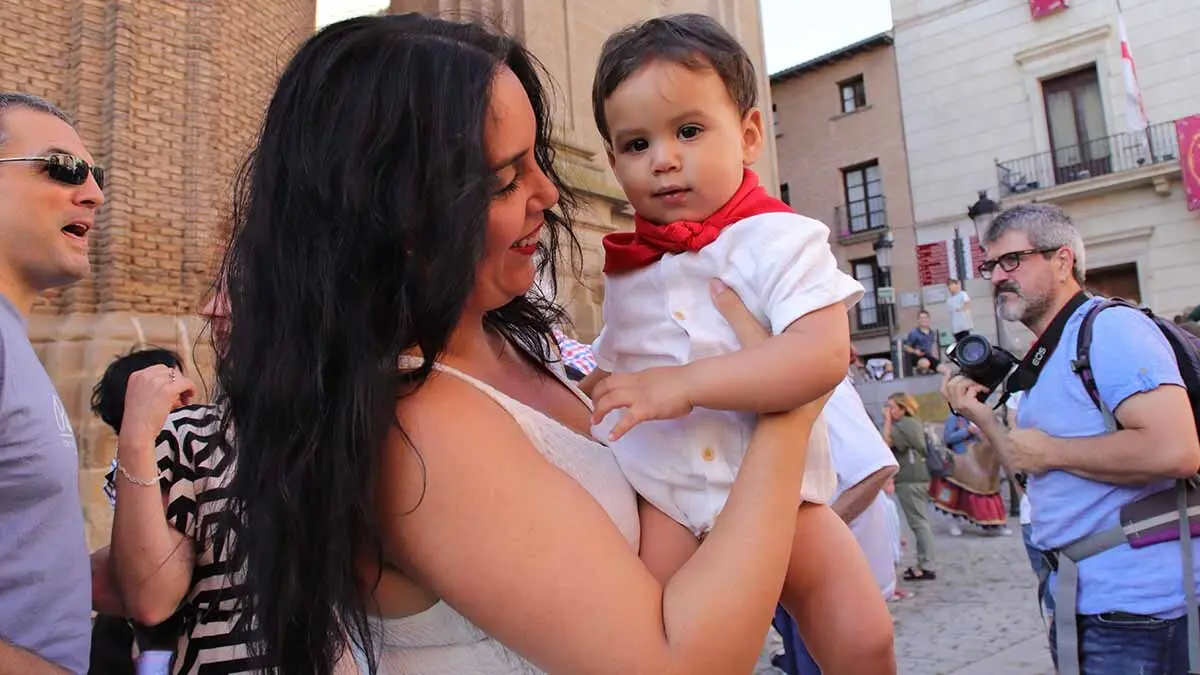 imposición del primer pañuelo de fiestas a los niños nacidos en 2024 (21)