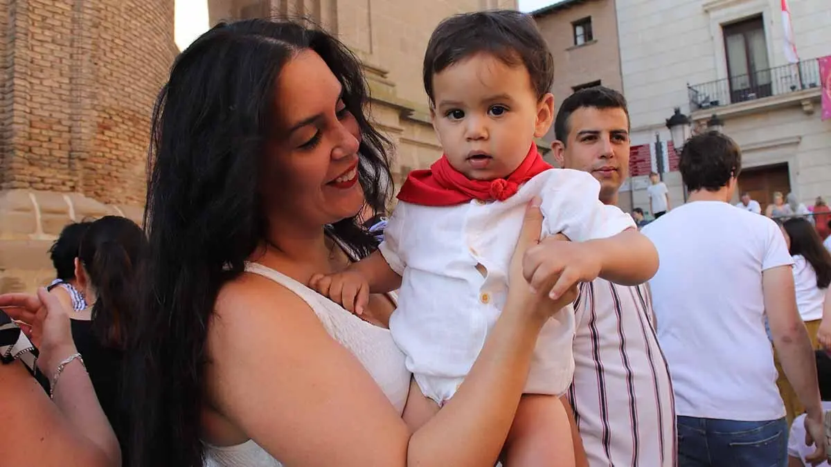imposición del primer pañuelo de fiestas a los niños nacidos en 2024 (22)