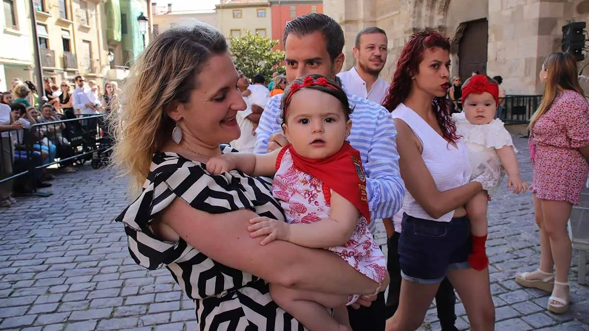 imposición del primer pañuelo de fiestas a los niños nacidos en 2024 (26)