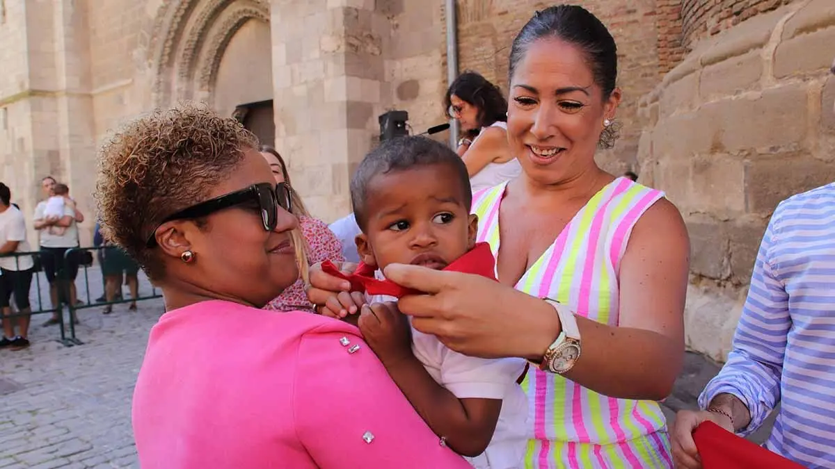 imposición del primer pañuelo de fiestas a los niños nacidos en 2024 (27)