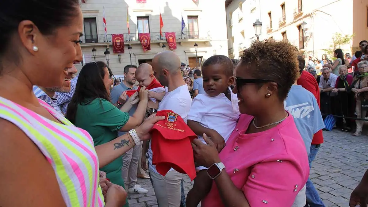 imposición del primer pañuelo de fiestas a los niños nacidos en 2024 (28)
