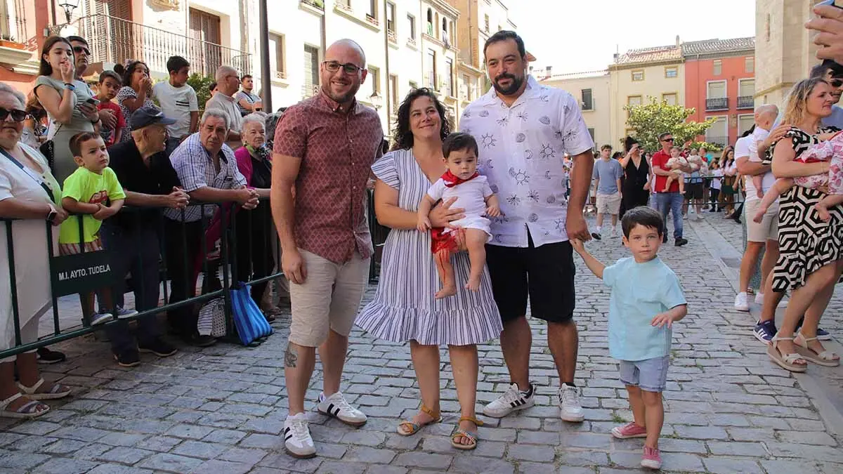 imposición del primer pañuelo de fiestas a los niños nacidos en 2024 (29)