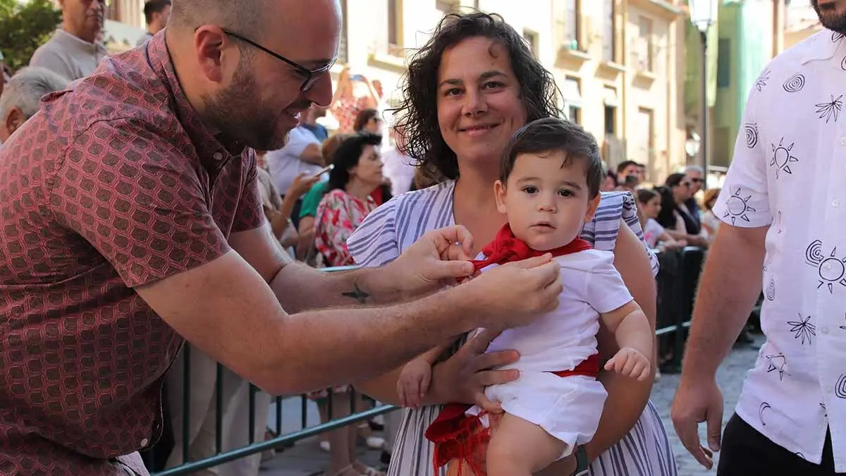 imposición del primer pañuelo de fiestas a los niños nacidos en 2024 (30)