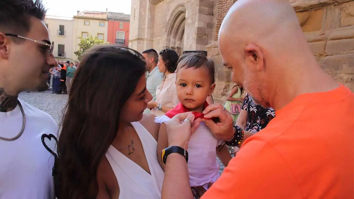 imposición del primer pañuelo de fiestas a los niños nacidos en 2024 (35)