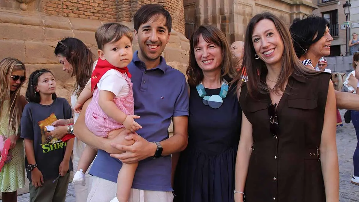 imposición del primer pañuelo de fiestas a los niños nacidos en 2024 (36)