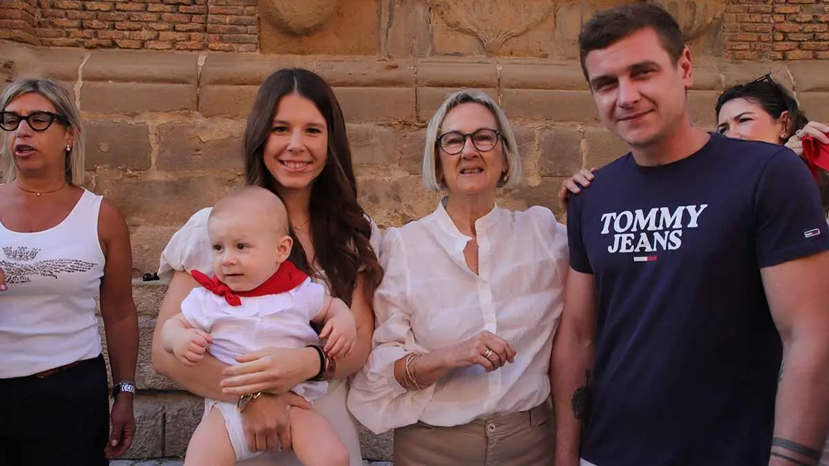 imposición del primer pañuelo de fiestas a los niños nacidos en 2024 (38)