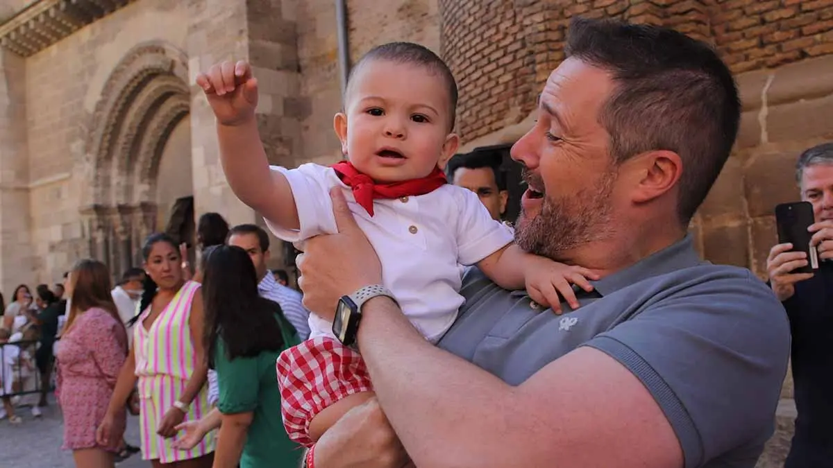 imposición del primer pañuelo de fiestas a los niños nacidos en 2024 (47)