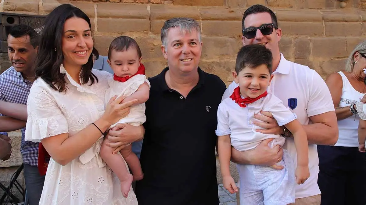 imposición del primer pañuelo de fiestas a los niños nacidos en 2024 (49)